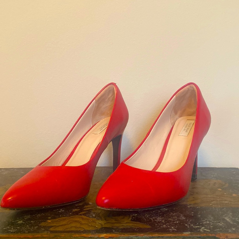Rotating these beautiful red Heels 👠 out of my closet because they are to big.